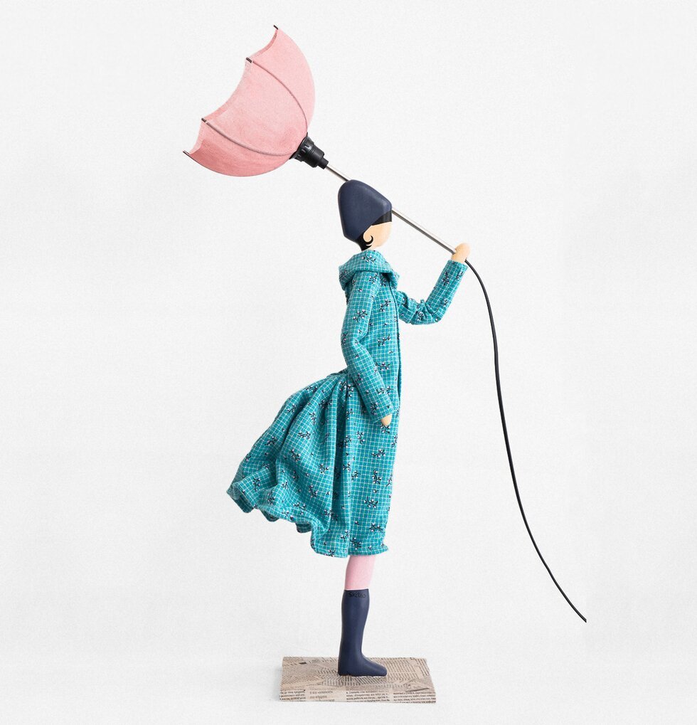 Bordslampa Bler från Skitso föreställer en sittande kvinna