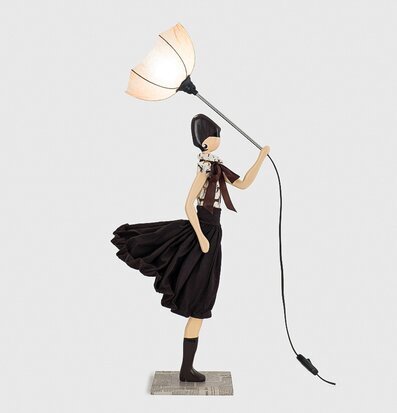 Bordslampa Elli från Skitso, en elegant figur med blomma