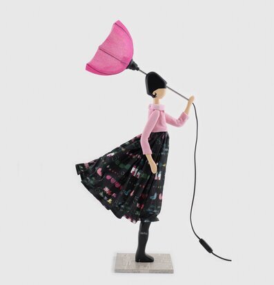 Bordslampa Lola från Skitso, elegant damfigur med blomskärm