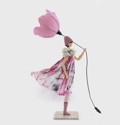 Bordslampa Rozita från Skitso med figurin och blomskärm