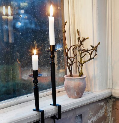 Ljusstake Göte Svart Liten från Strömshaga på fönsterbräda