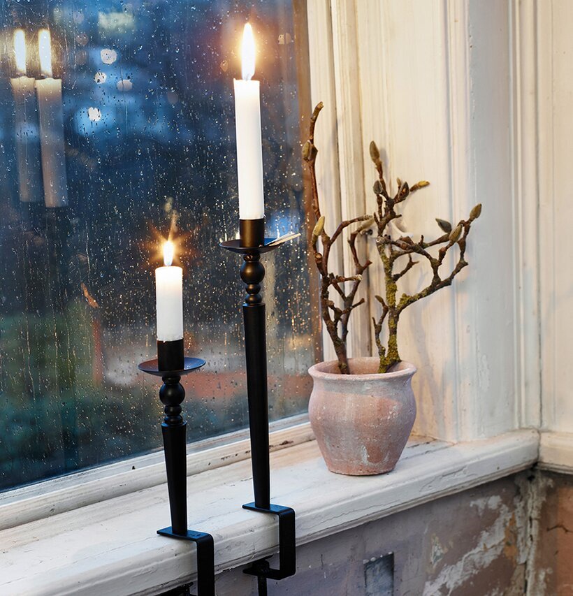 Ljusstake Göte Svart Liten från Strömshaga på fönsterbräda