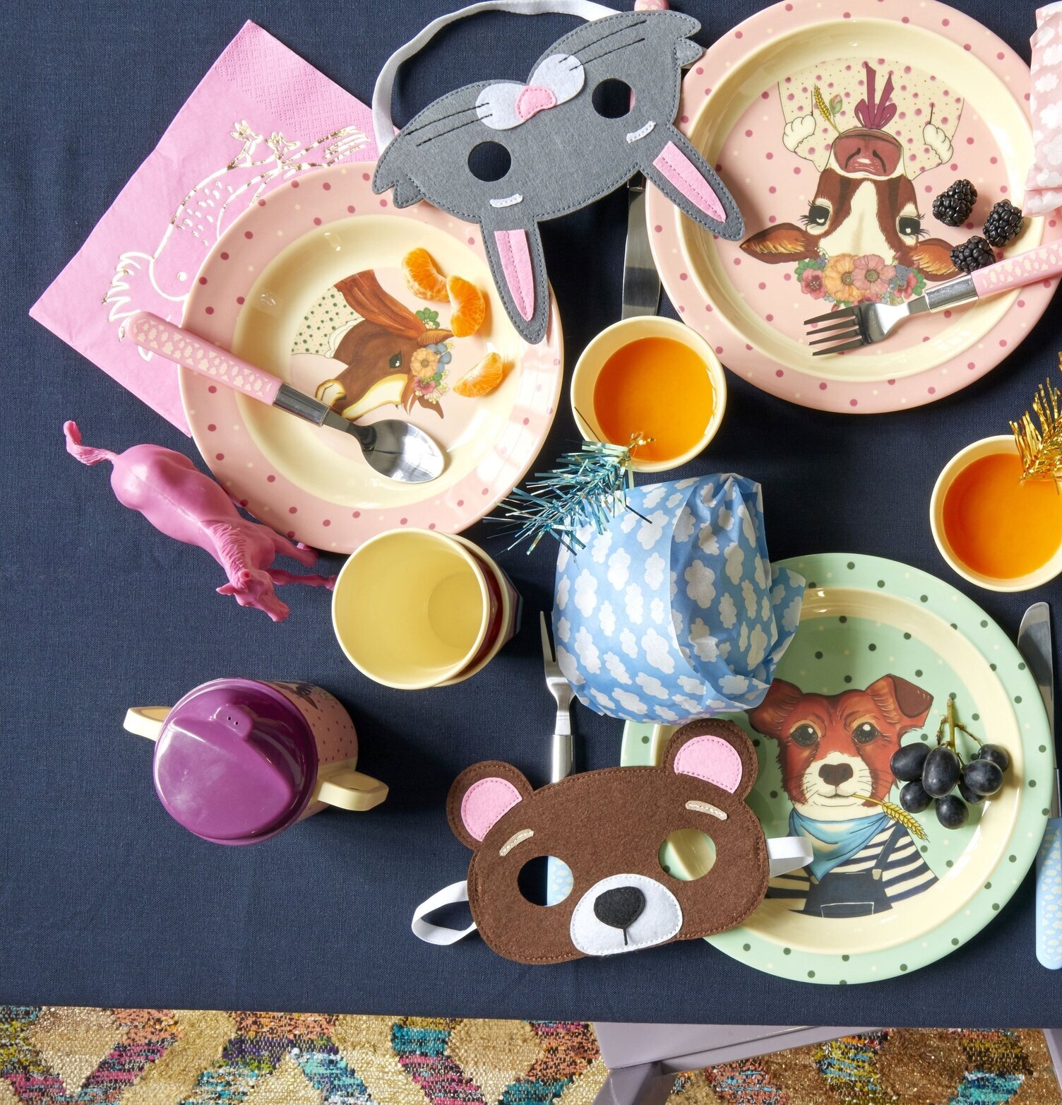 Lunchservetter Rosa från Rice på lekfullt dukat bord