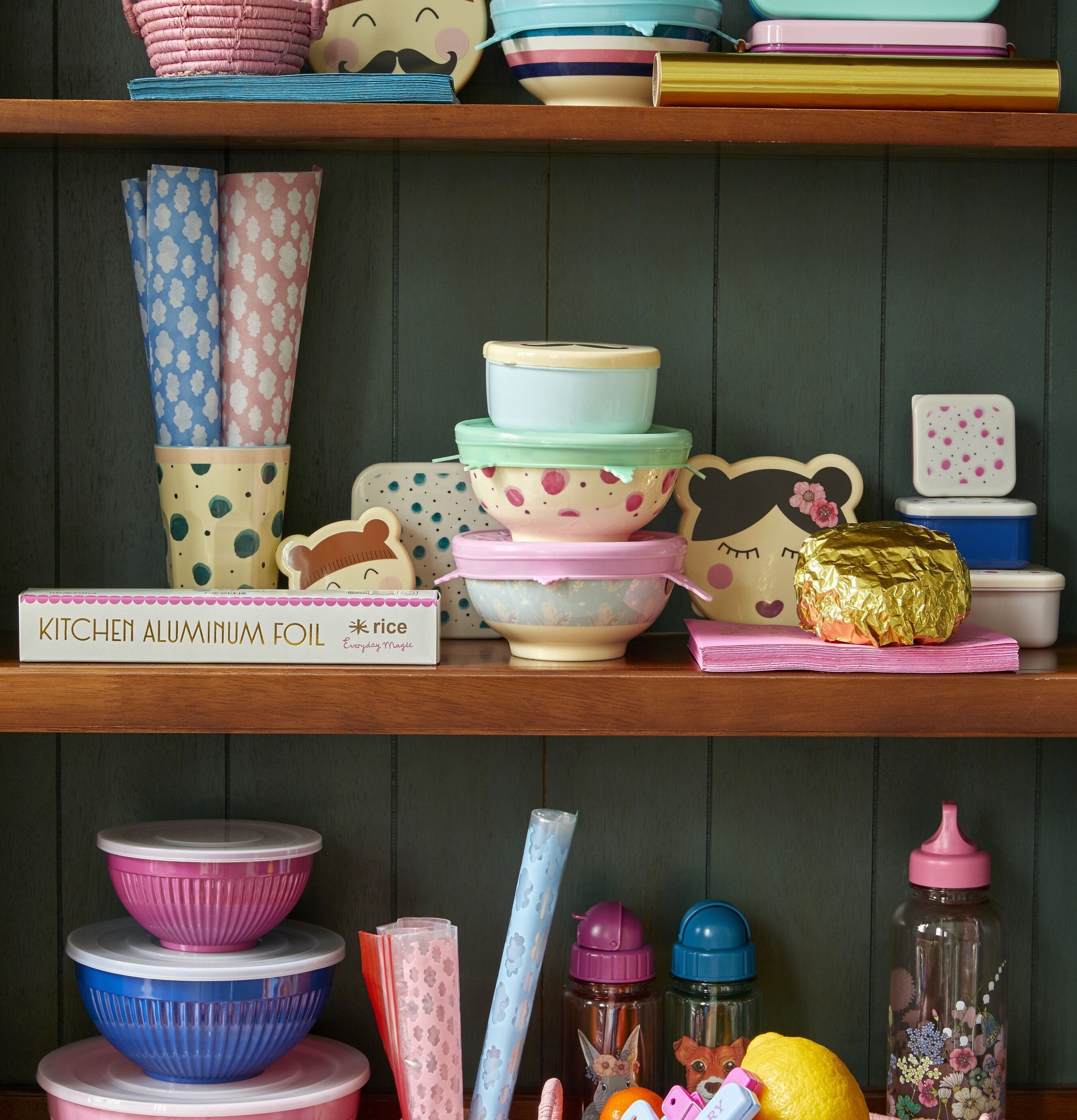 Lunchservetter Rosa från Rice på en färgglad hylla