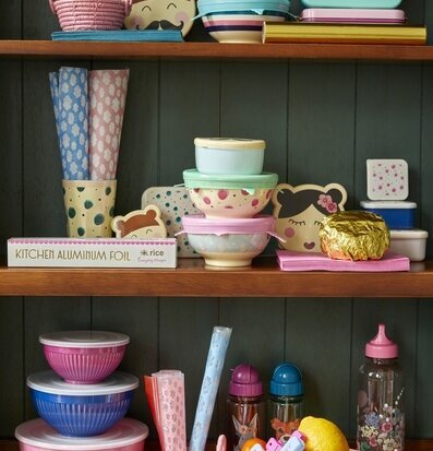 Lunchservetter Rosa från Rice på en färgglad hylla