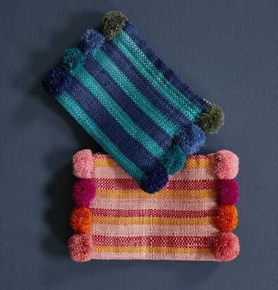 Väska Clutch Med Pom Poms Blå från Rice mot blå bakgrund