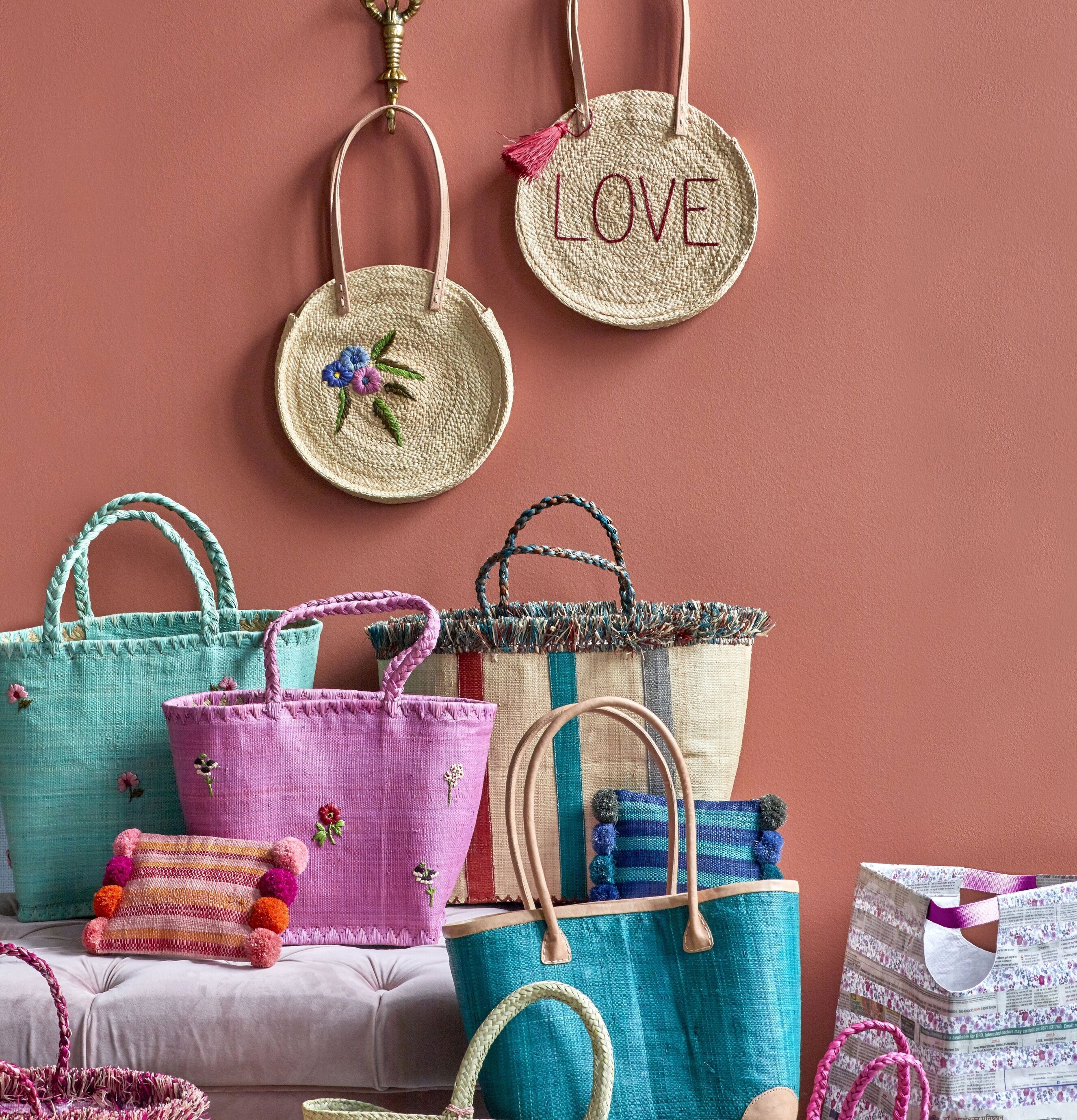 Väska Clutch Med Pom Poms Blå från Rice mot rosa bakgrund