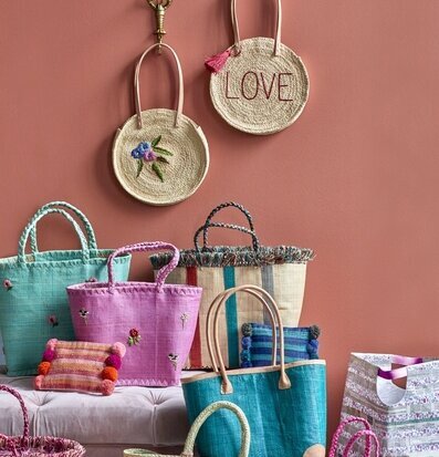 Väska Clutch Med Pom Poms Blå från Rice mot rosa bakgrund