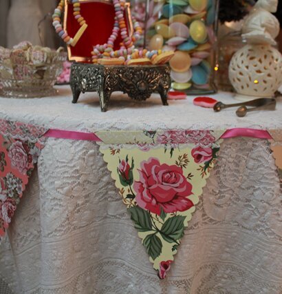 Vimpel Truly Scrumptious från Talking Tables runt bord