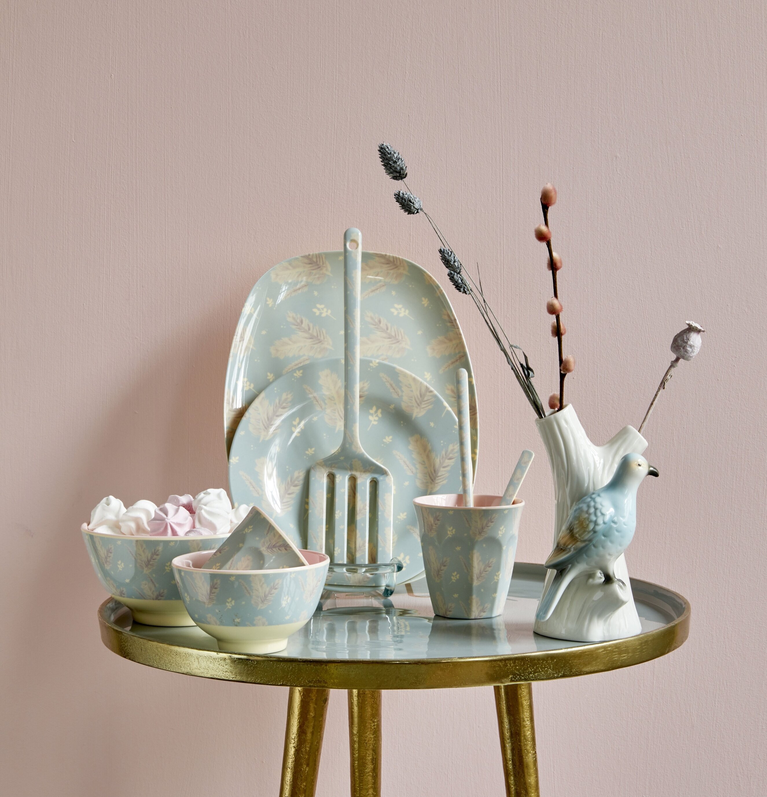 Porslinsvas Fågel Blå från Rice på guldfärgat sidobord