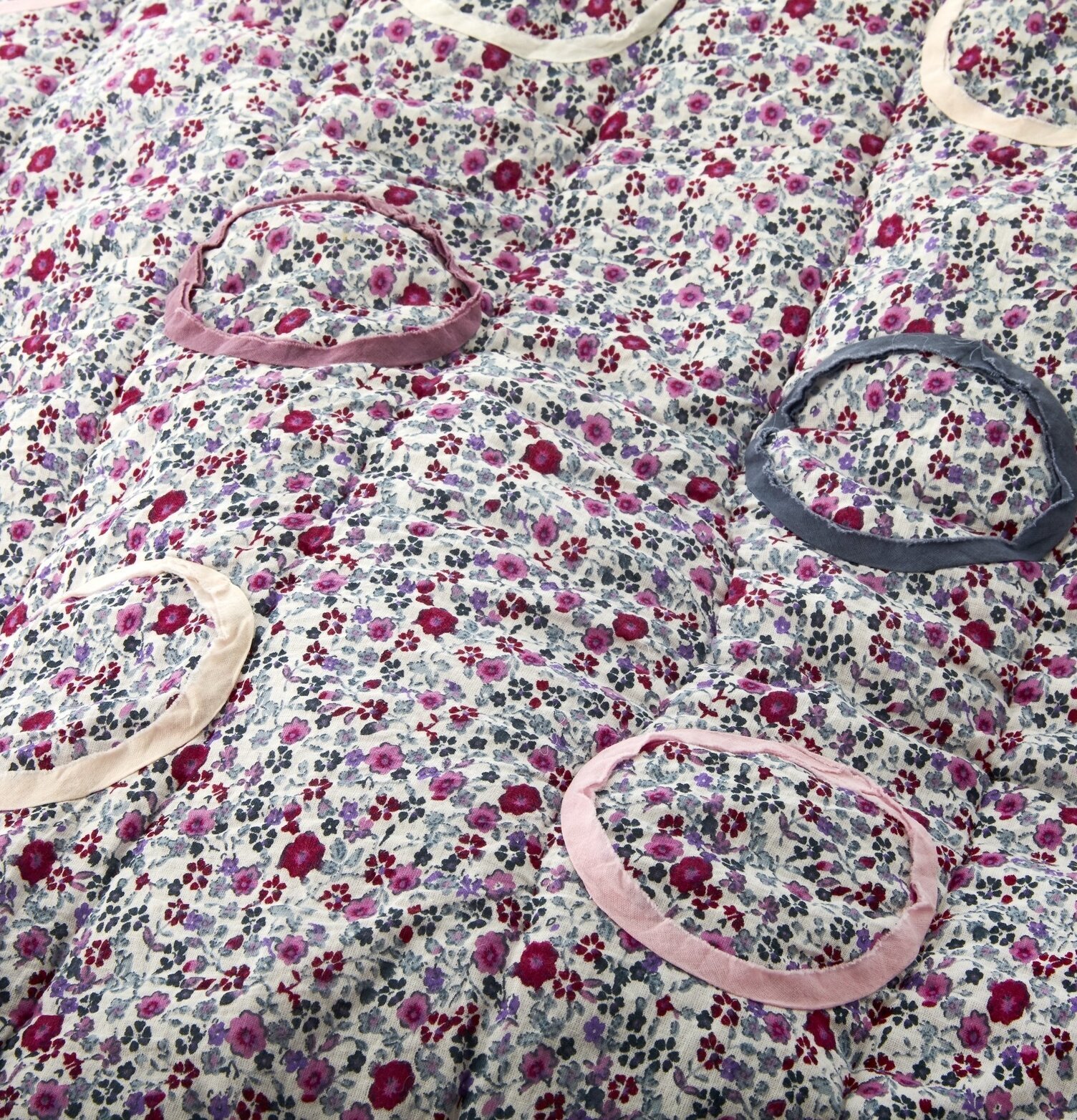 Rice Bomullsfilt Small Flower Print Plum med blommönster