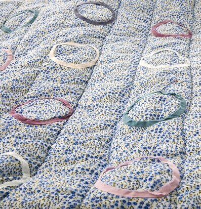 Bomullsfilt Small Flower Print Blue från Rice med blommönster