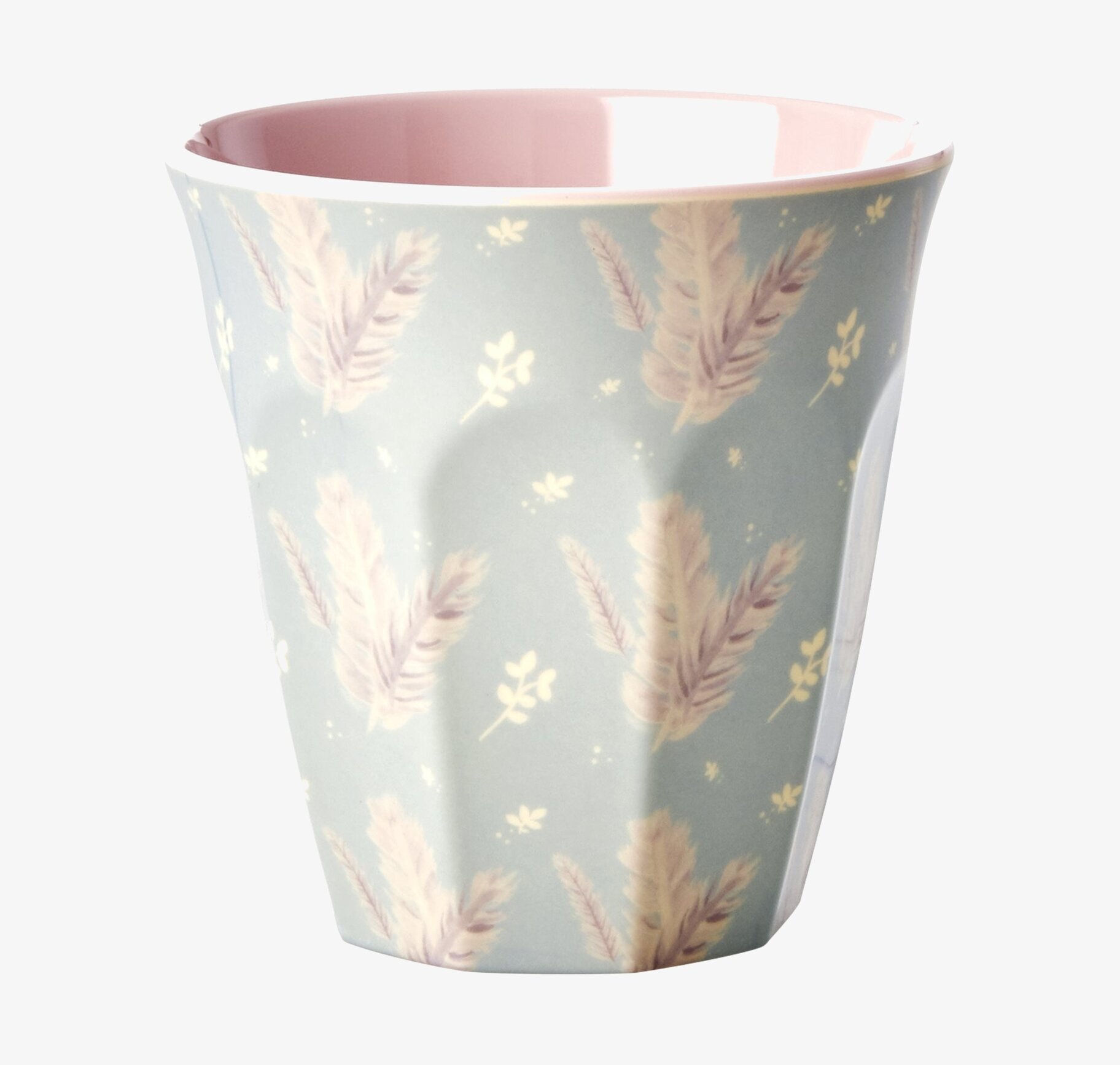 Bild av mugg med fjädermotiv och harmoniska färger