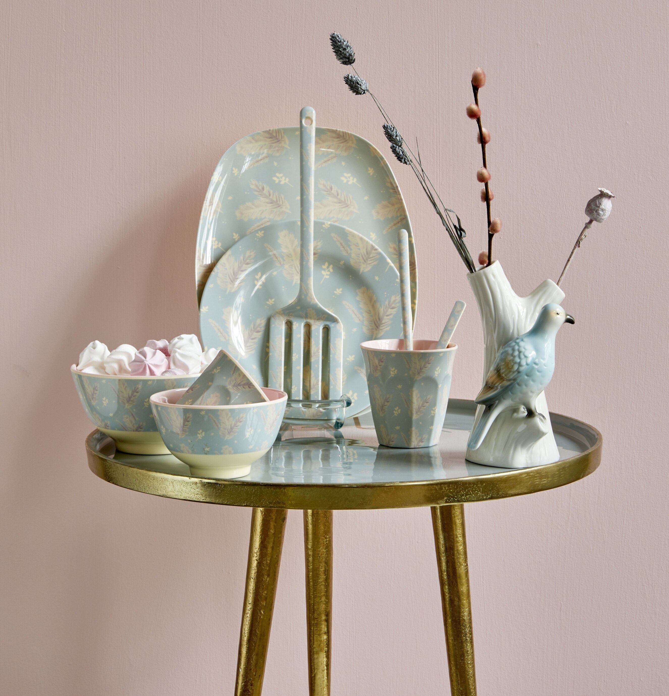 Mugg Feather Print från Rice med fjädermönster och turkos bakgrund