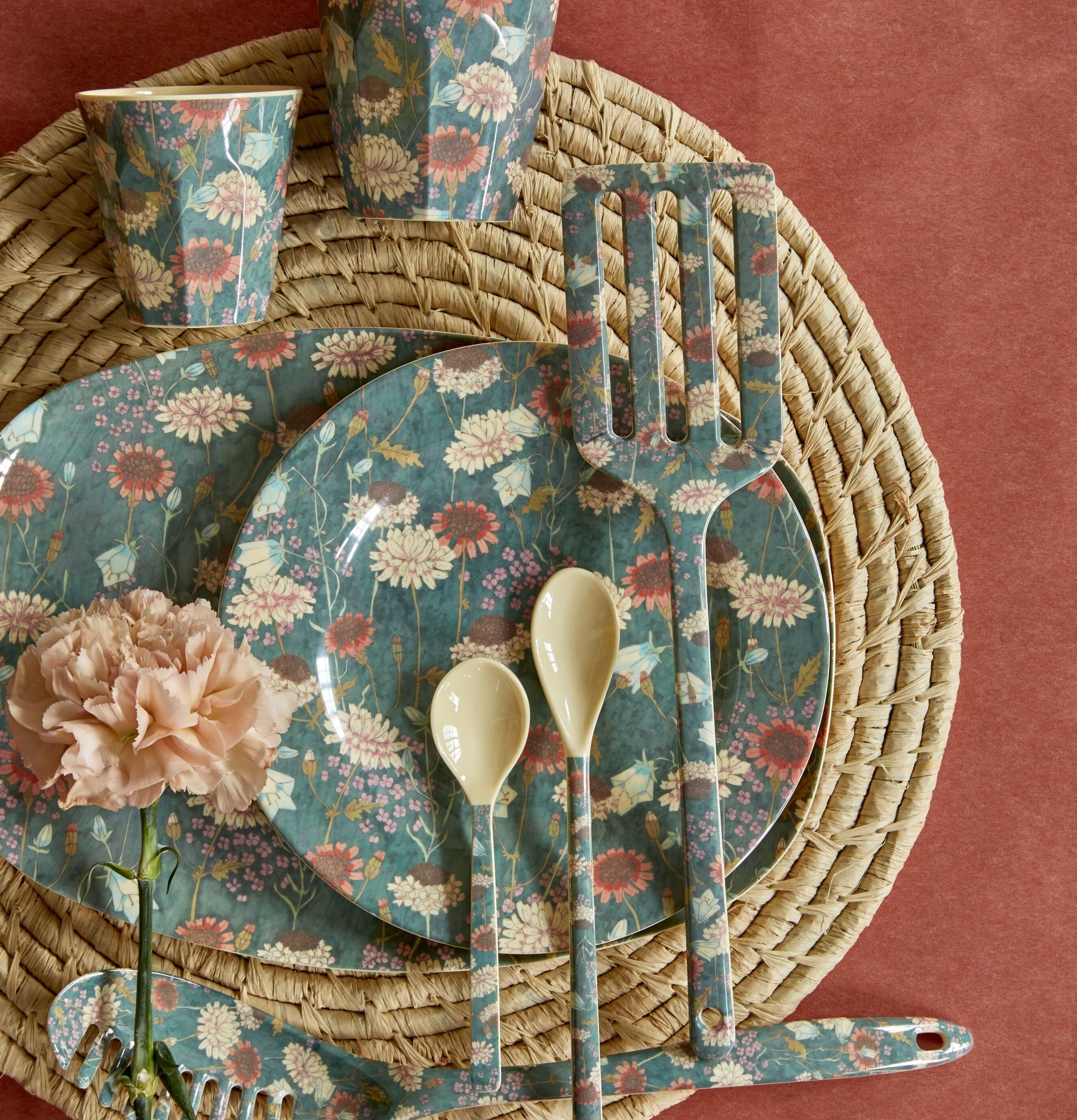 Tallrik Flower Print från Rice med blommönster och bestick