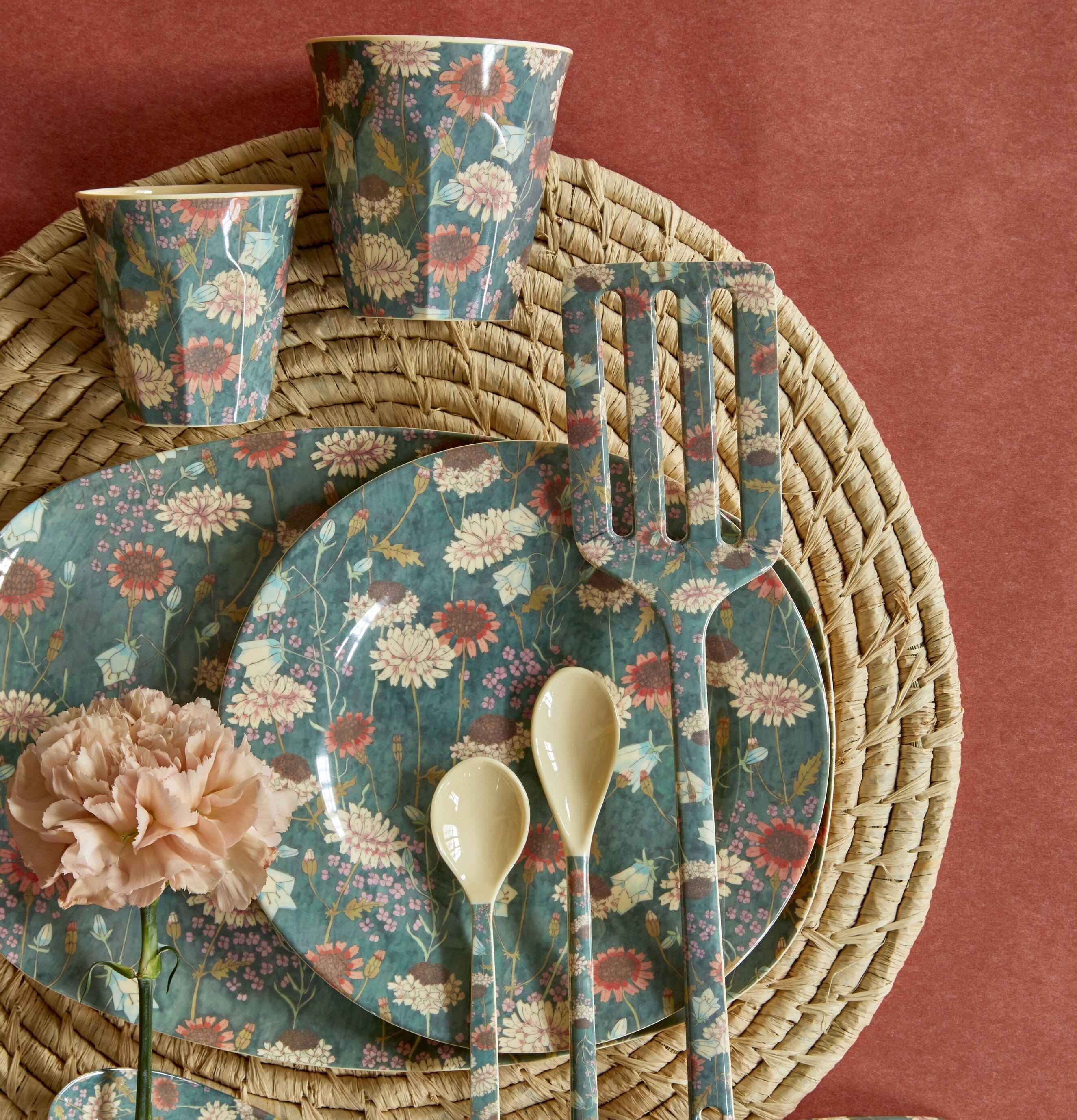 Foto av harmonisk dukning med blommigt porslin