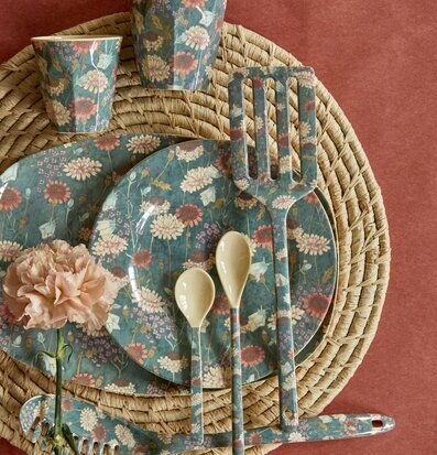 Tallrik Flower Print från Rice med blommönster och bestick