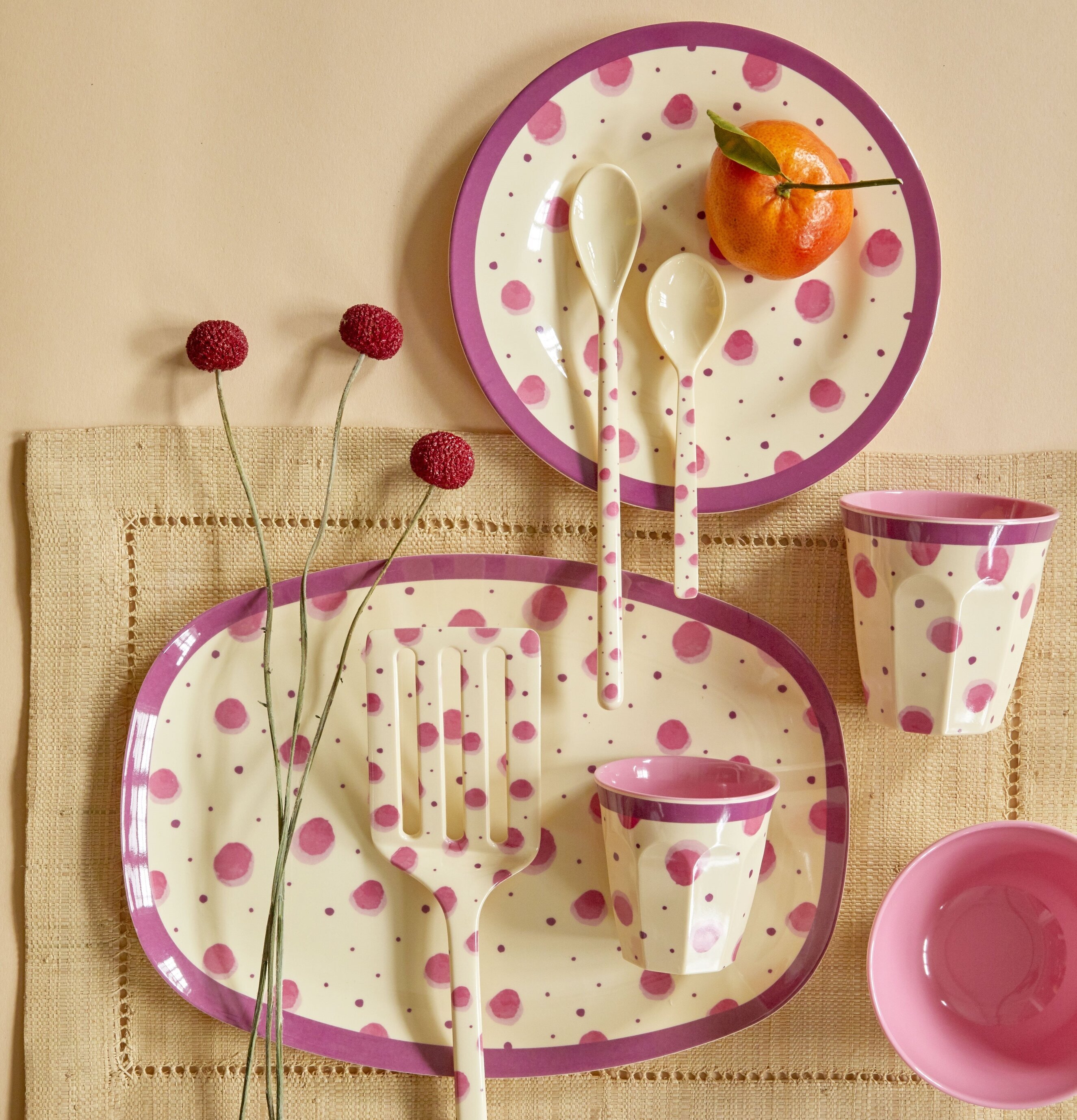 Liten Skål Pink Watercolor Splash Print från Rice på bord