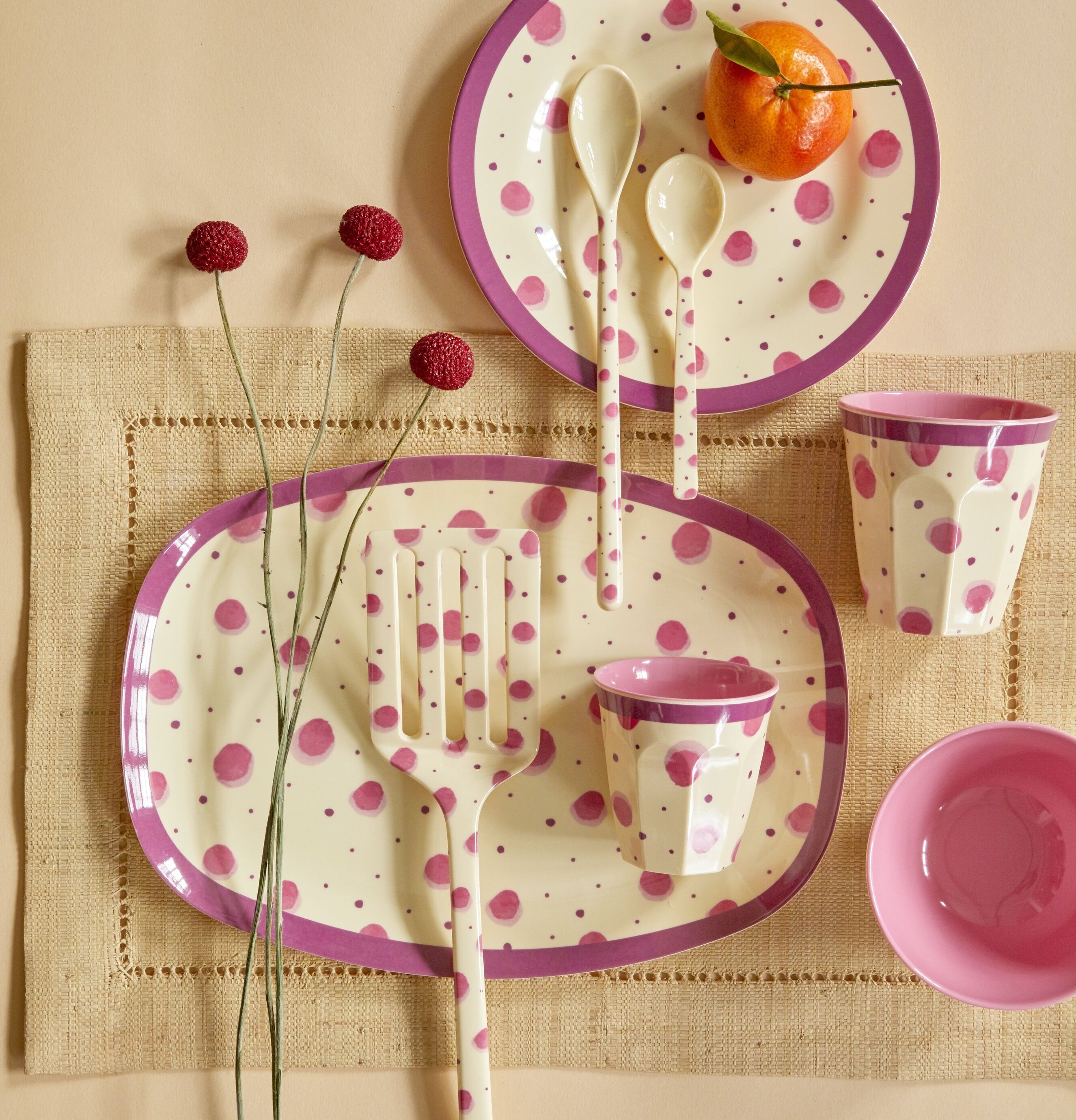 Tallrik Pink Watercolor Splash Print från Rice i fokus