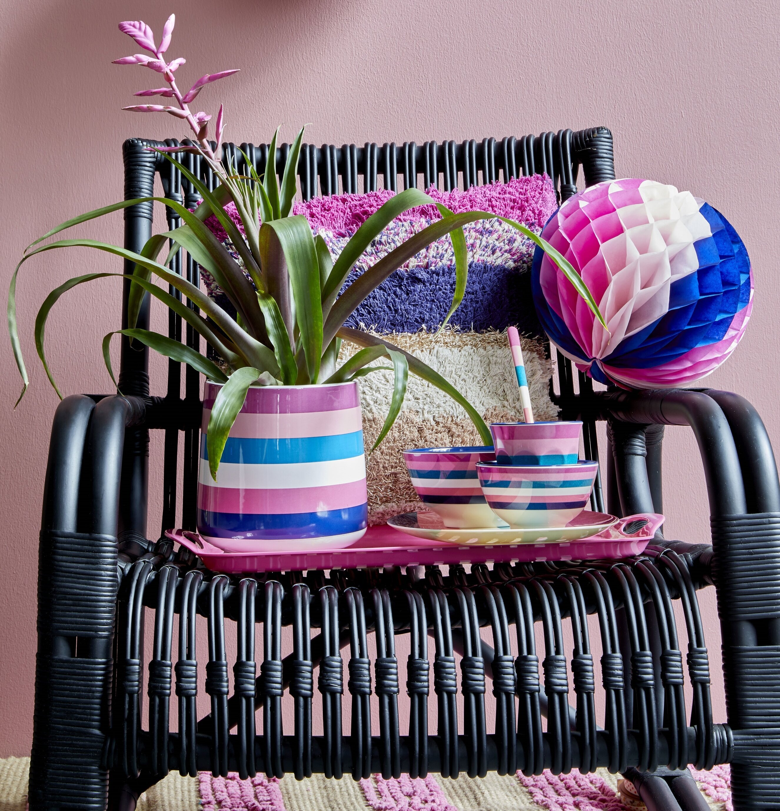 Liten Skål Stripe Print från Rice på rosa bricka med sked