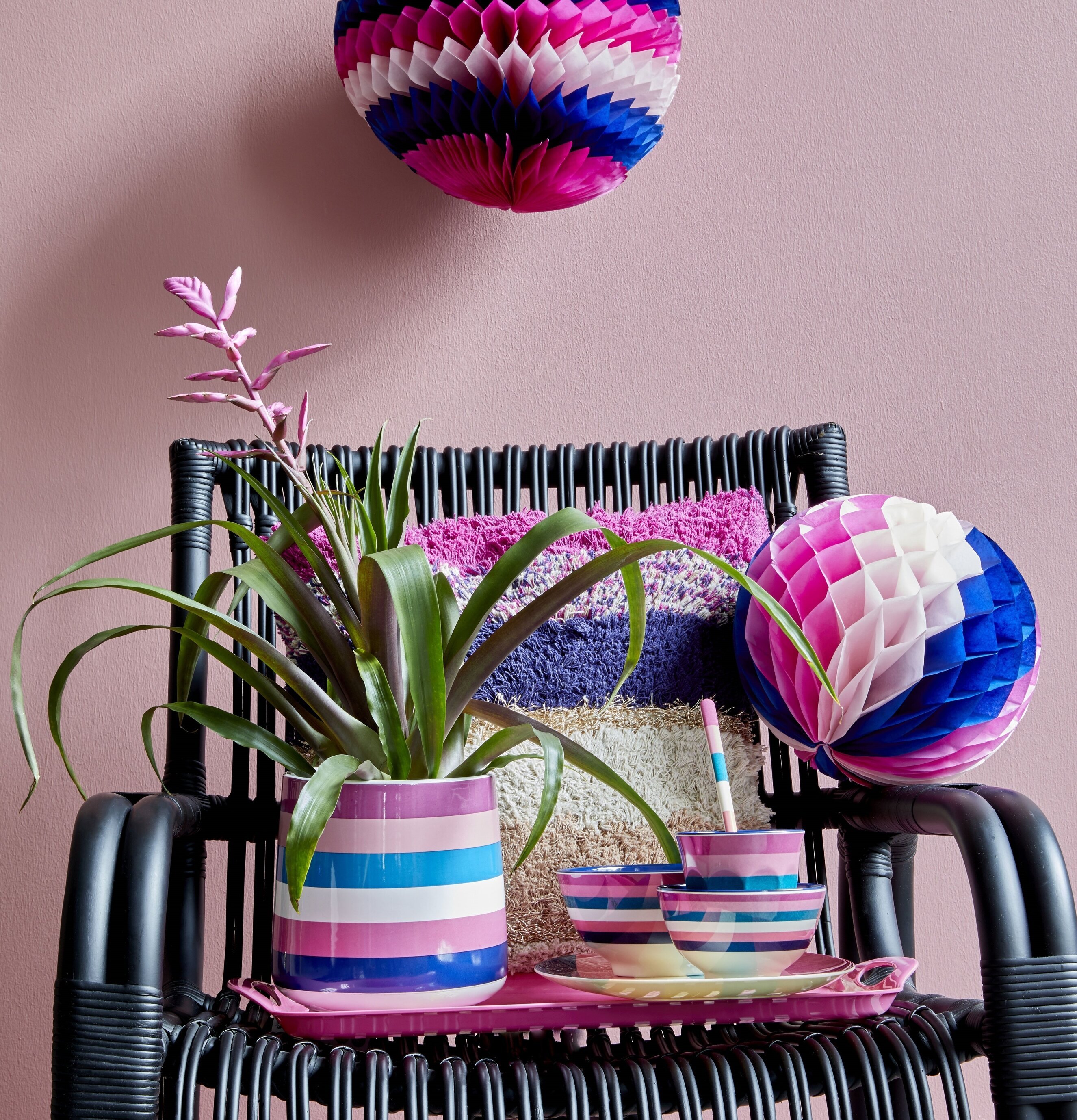 Tallrik Stripe Print från Rice med randigt mönster i färger