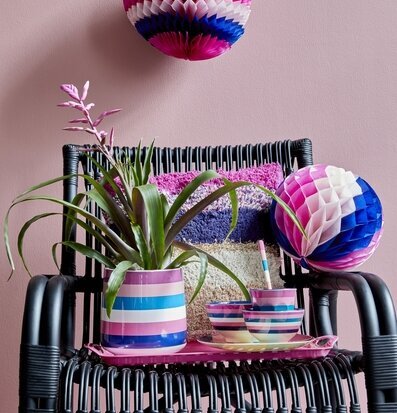 Redskapskrus Stripe Print från Rice på rottingstol med växt