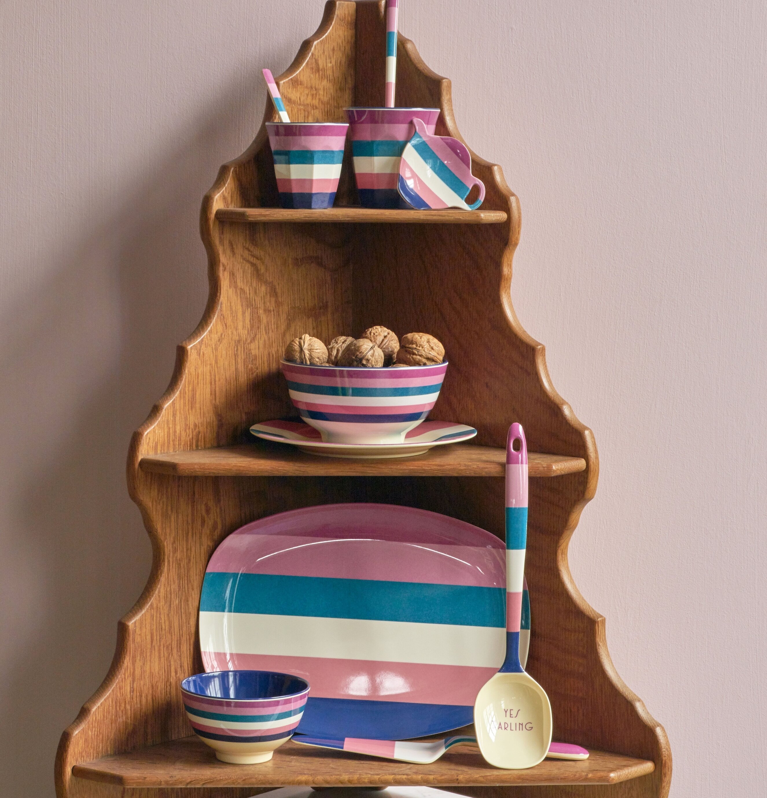 Liten Skål Stripe Print från Rice på en träfärgad hylla