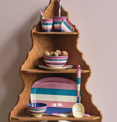 Liten Skål Stripe Print från Rice på en träfärgad hylla