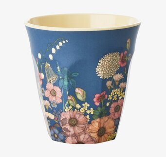 Bild av mugg med färgglatt blommönster och blå bakgrund