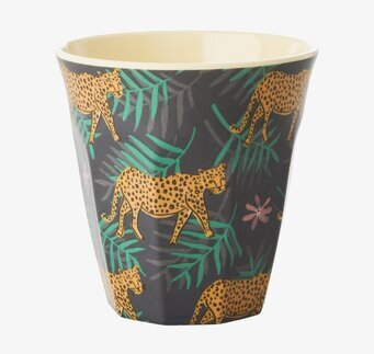 Bild av mugg med leopard och blad i djungelmönster