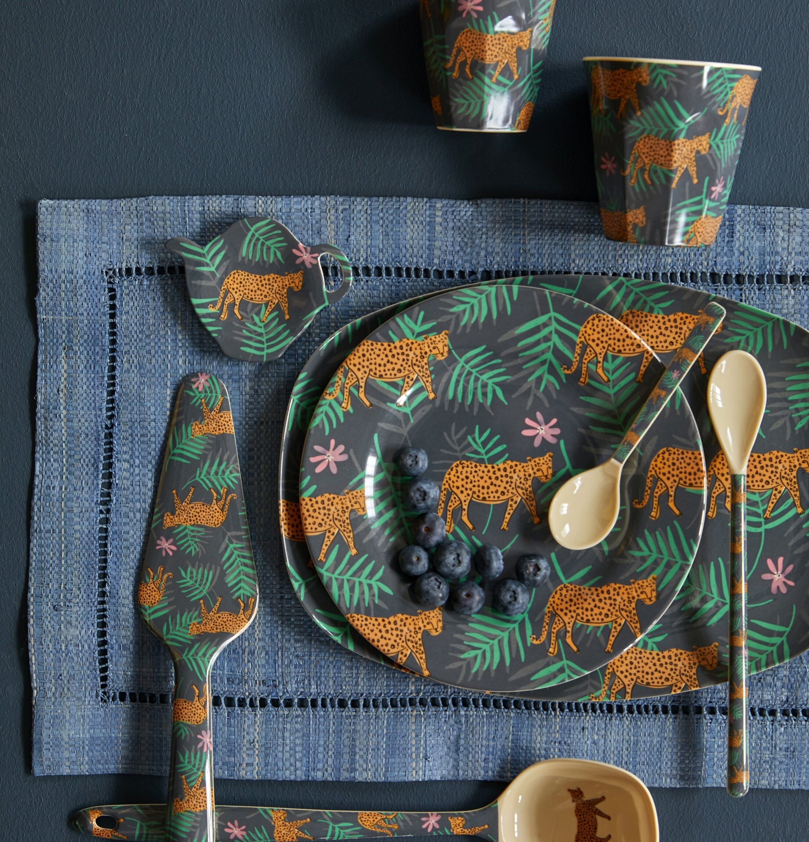 Tallrik Leopard & Leaves Print från Rice med matchande set