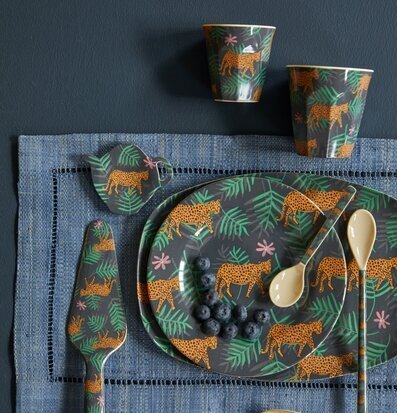 Bild av färgglad leopard- och lövdesign i inredning