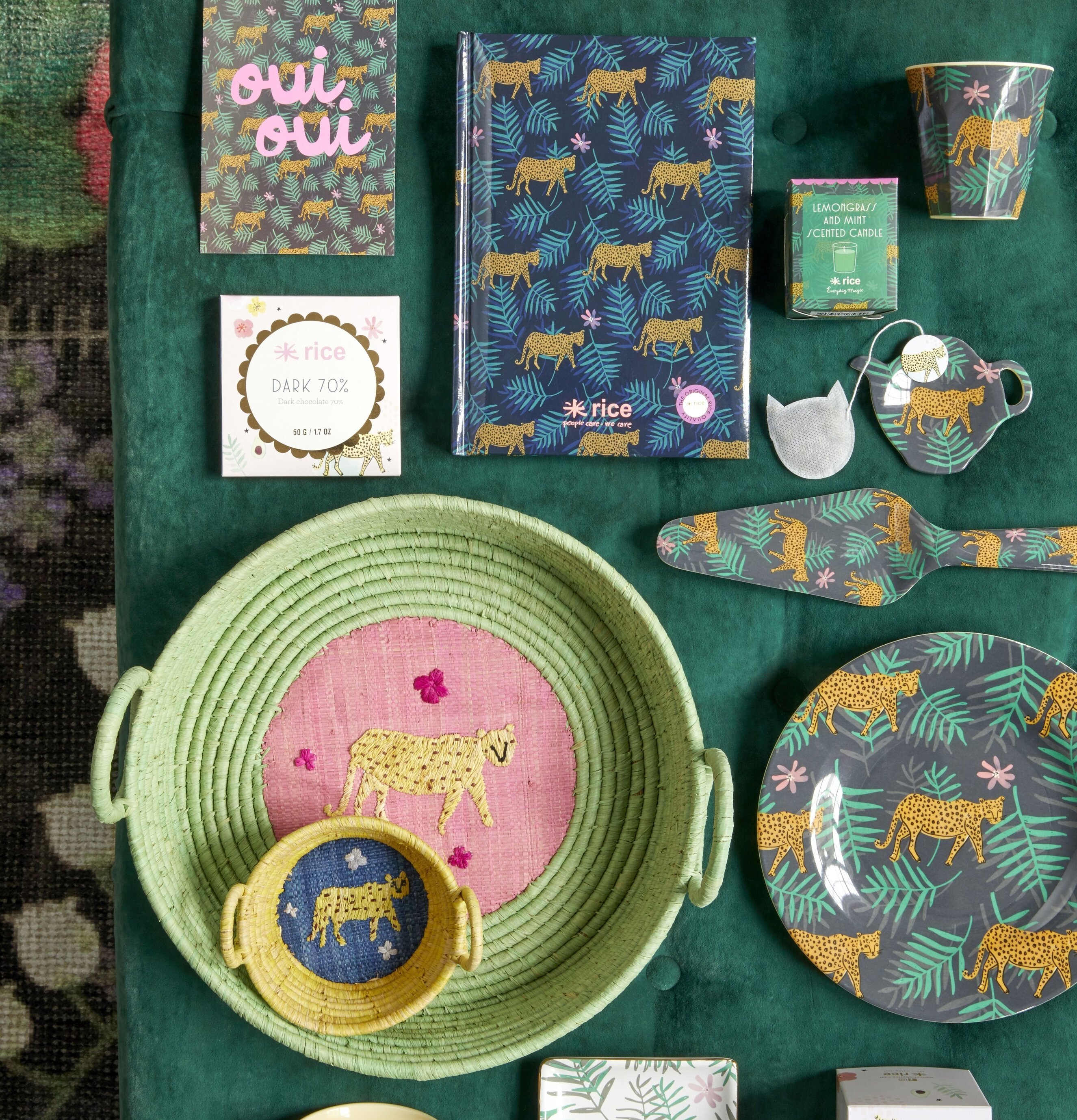 Tallrik Leopard & Leaves Print från Rice med djärvt mönster