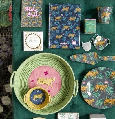 Tallrik Leopard & Leaves Print från Rice med djärvt mönster