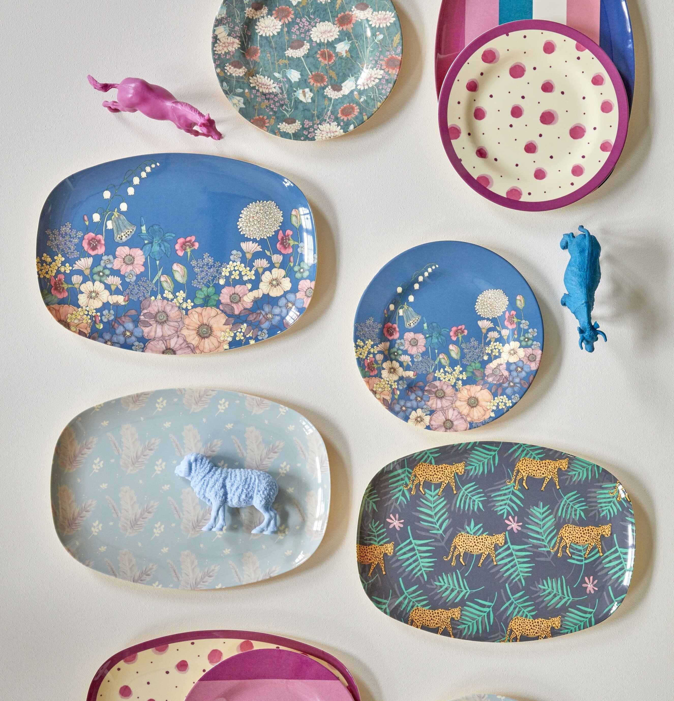 Tallrik Pink Watercolor Splash Print från Rice på väggen