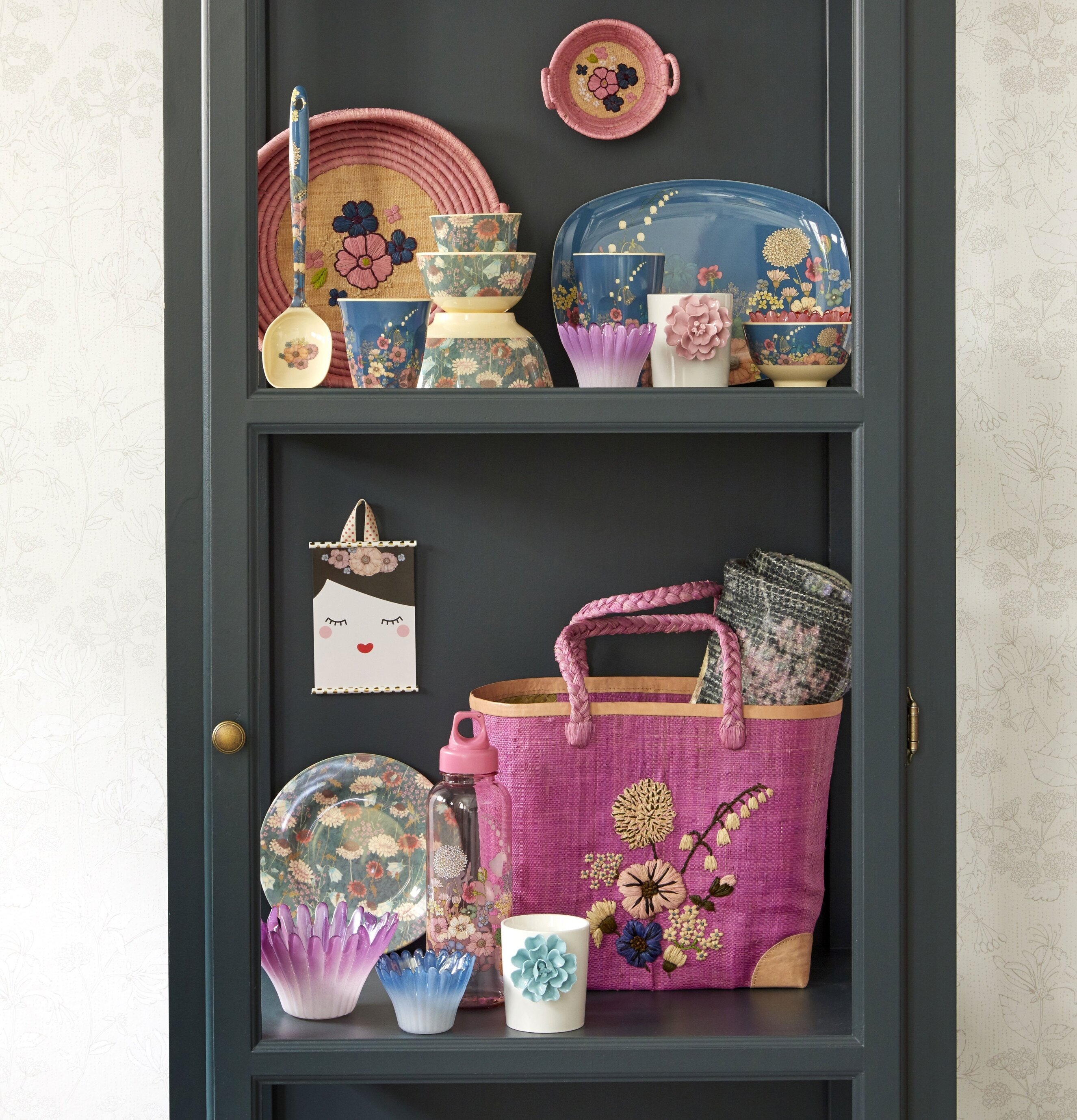 Tallrik Flower Print från Rice på en dekorerad hylla