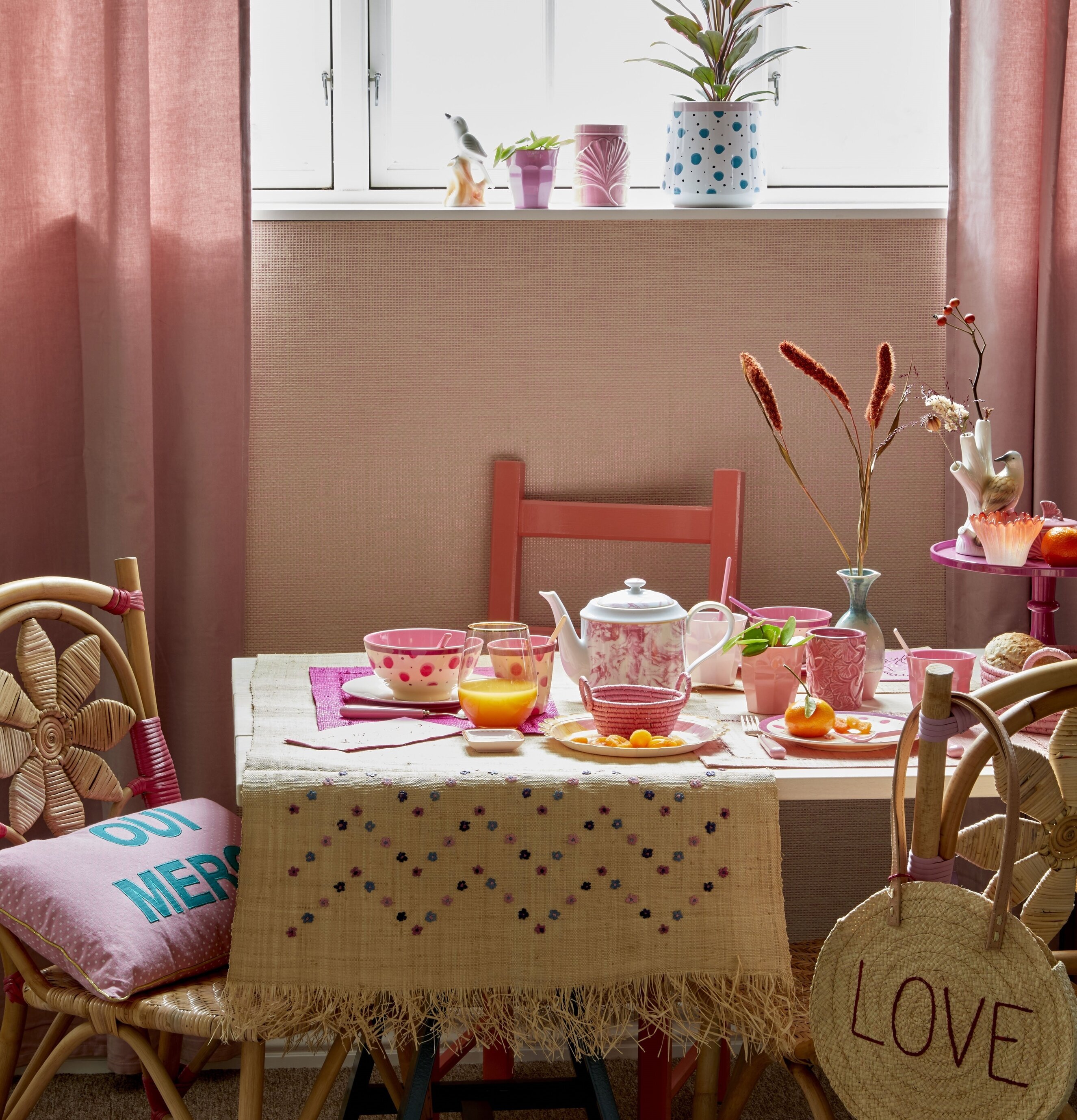 Skål Pink Watercolor Splash Print från Rice på dukat bord