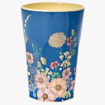 Bild av en mugg med elegant blommönster och färger
