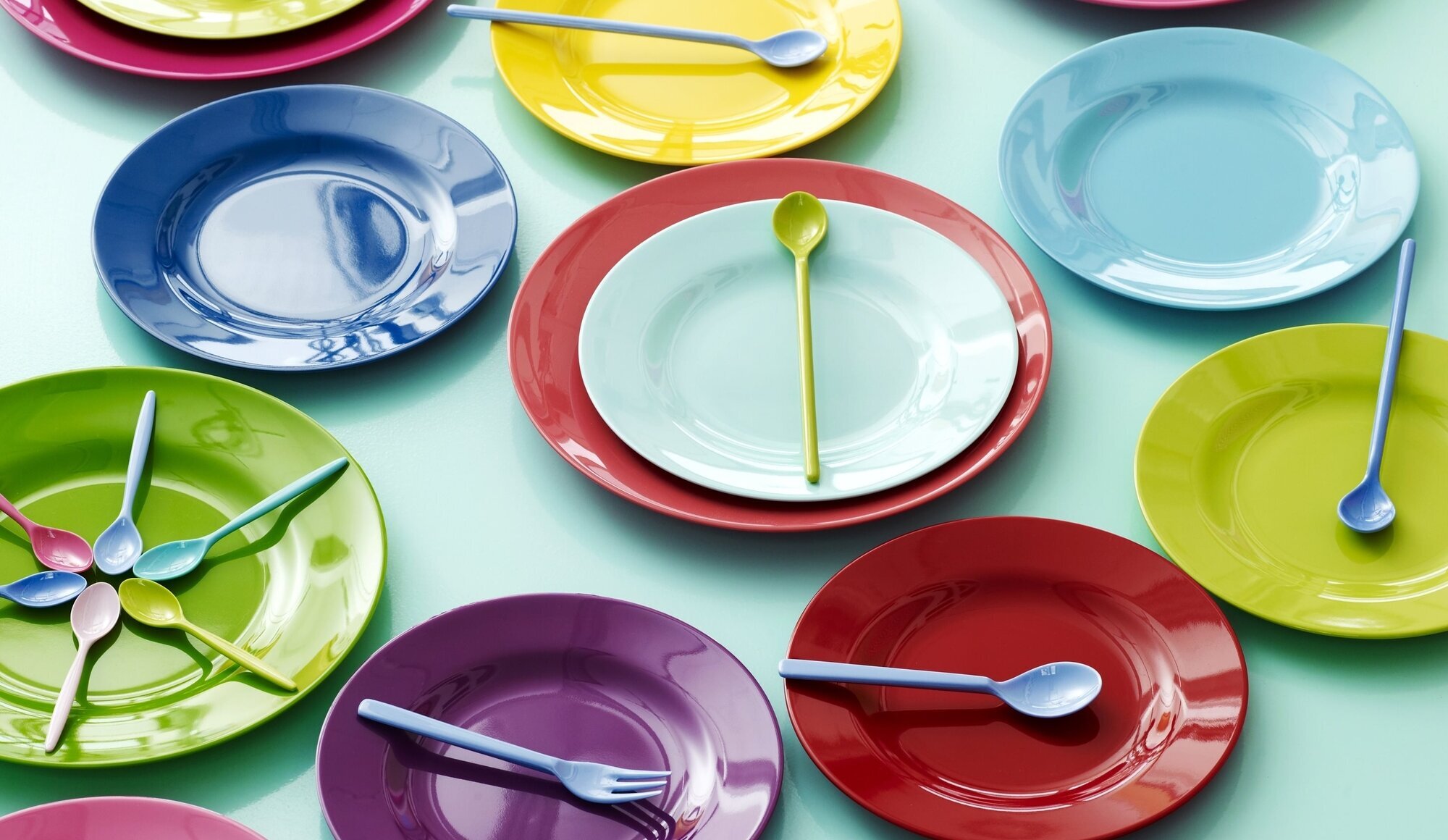 Быстрая тарелка. Цветные тарелки. Разноцветные тарелочки. Цвет посуды влияет на аппетит. Тарелки из разноцветного стекла.