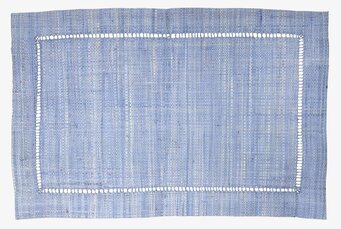 Bordstablett Soft Blue från Rice med dekorativ kant