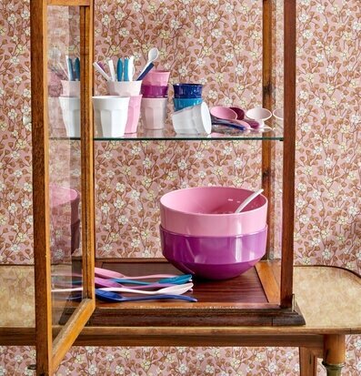 Skål Melamin Purple från Rice i ett färgglatt köksskåp