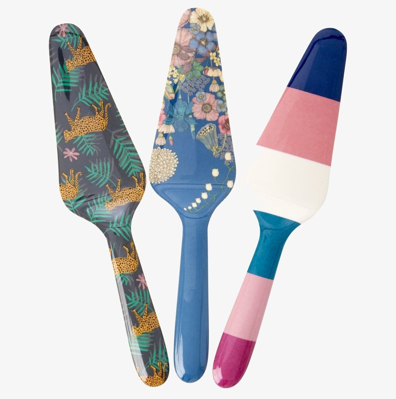 Tre färgglada Tårtspade Simply Yes från Rice på vit bakgrund