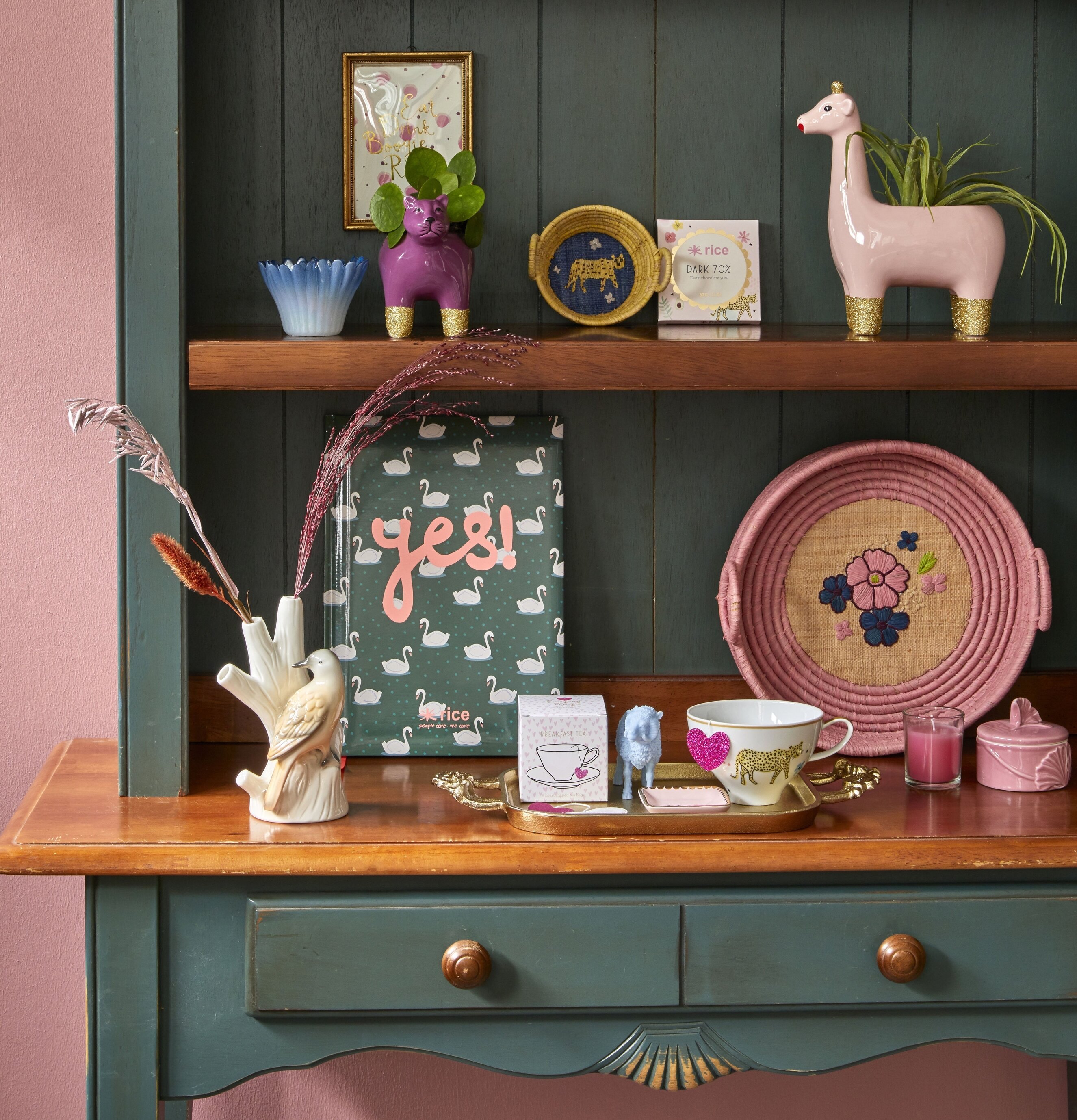 Handbroderad Brödkorg Simply Yes från Rice på en hylla