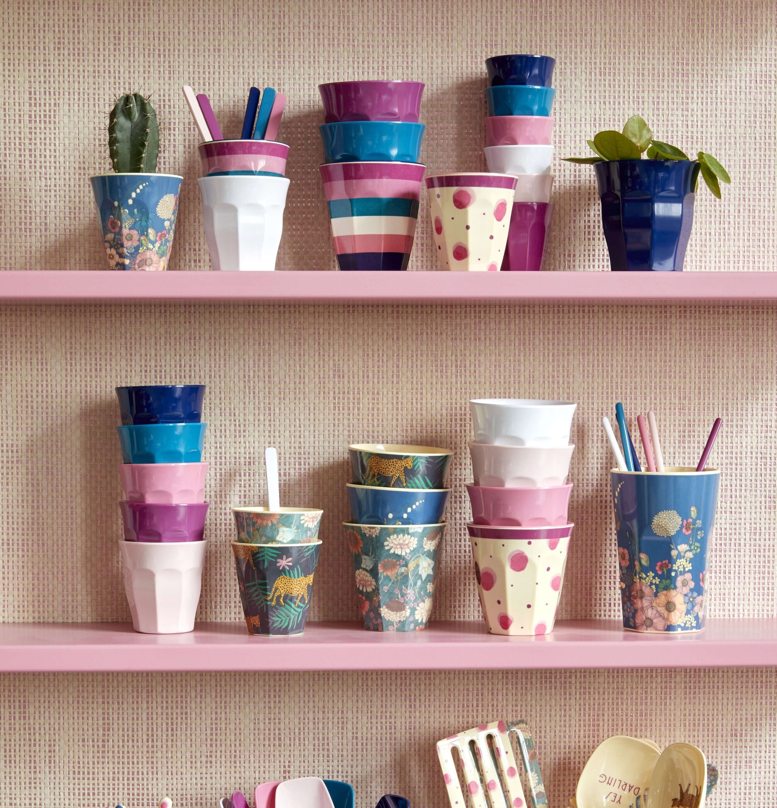 Espressomugg Melamin Navy Blue från Rice på en hylla