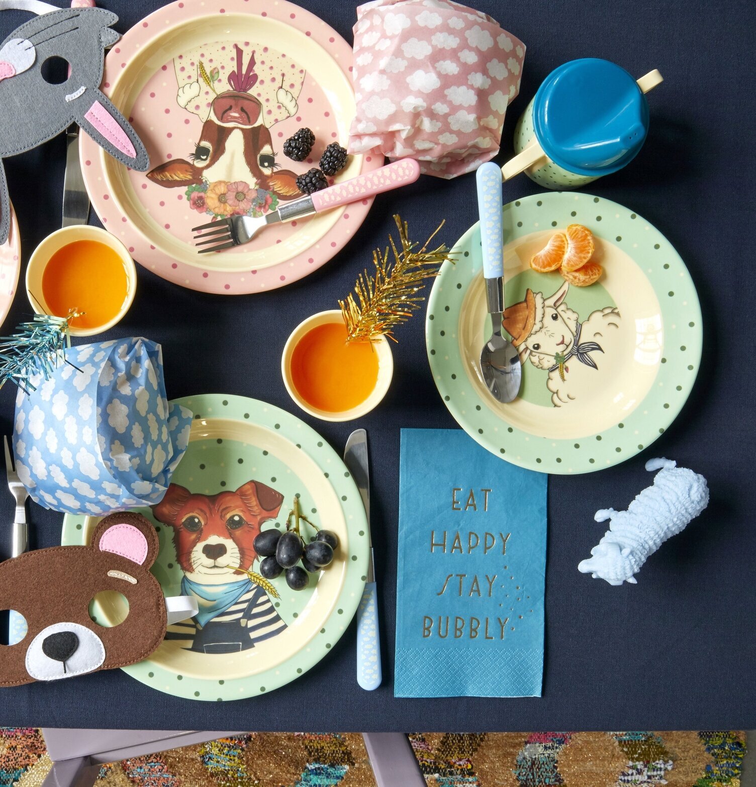 Bild av lekfull dukning med djurmotiv och färgglädje