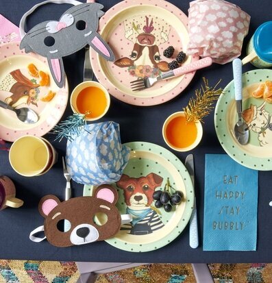 Tallrik Farm Animals Print Pink från Rice i livlig miljö