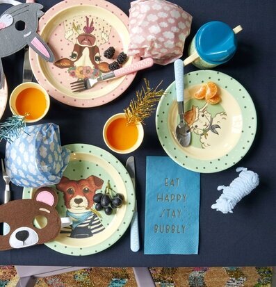 Bild av färgglad och fantasifull dukning med djurmotiv