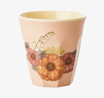 Bild av mugg med blommigt mönster och rosa bas