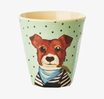 Bild på mugg med grönt gårdsdjursmotiv och detaljer