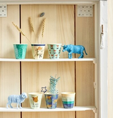 Bild av hylla med dekorativa muggar och skulpturer